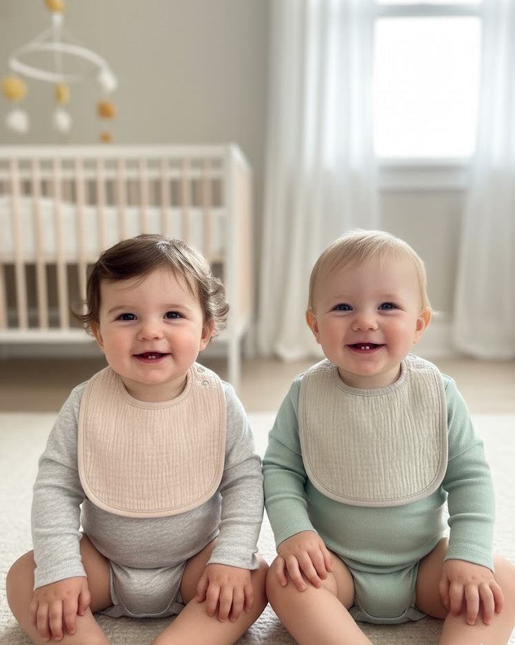 Duo de bavoirs nuage en coton doux avec fermeture à boutons, lavables en machine, fabriqués au Maroc.