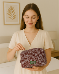 Trousse imperméable Arcs Bordeaux pour organisation bébé et maman, compacte et élégante.